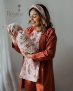 ست 6 تکه زایمان – شیردهی (تاپ شیردهی سایز 2 – شلوار سایز 2 – روبدوشامبر – سرهمی و کلاه) با هدبند مادر طرح آسمان بوهو