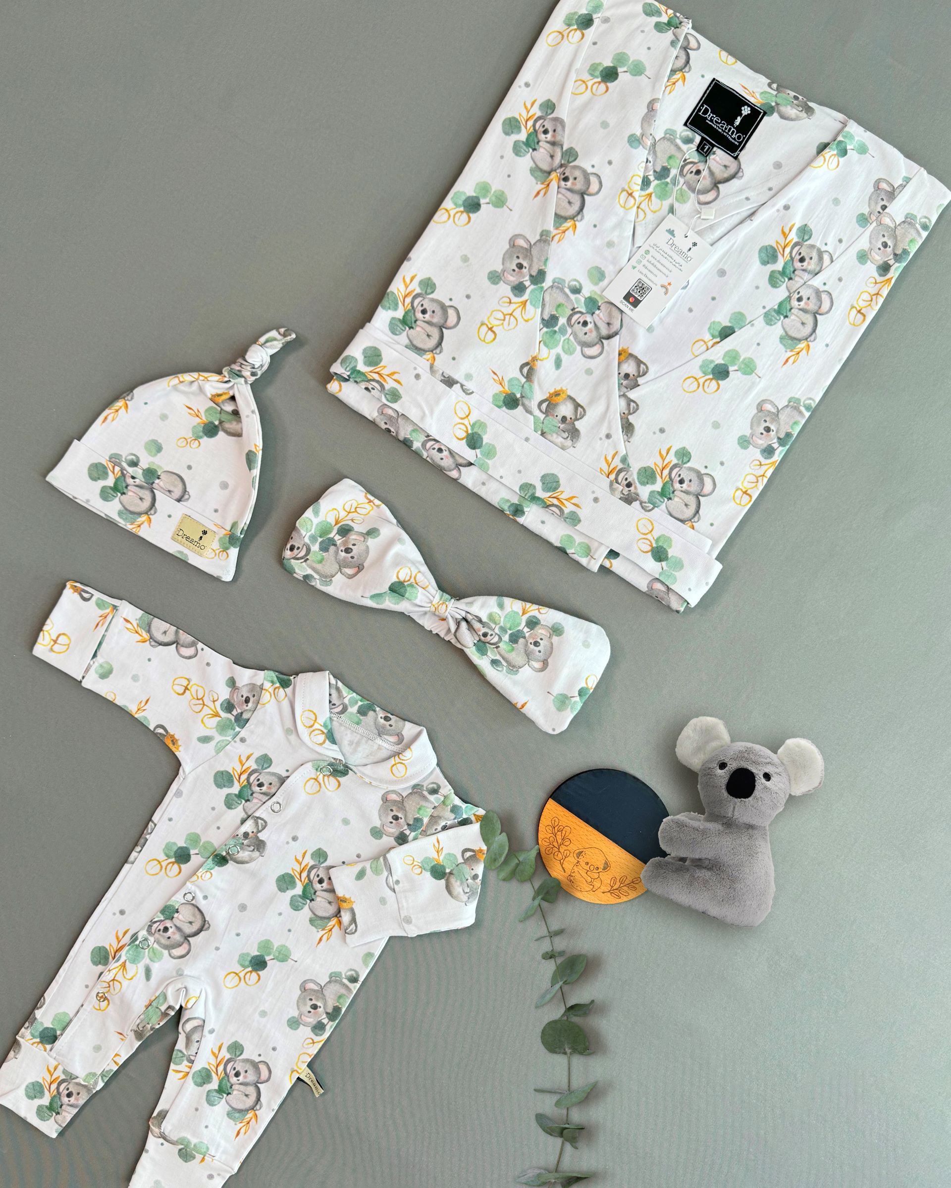 birdeye koala 2 shahrivar 1403 ست بیمارستانی طرح سافاری Safari سایز 2 (روبدوشامبر - سرهمی و کلاه با هدبند مادر) - Image 1