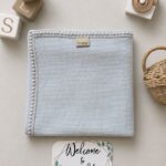 دورپیچ رو انداز | پنبه بیسکوئیتی | رنگ آبی پاستلی(Pastel Blue) | همراه کارت اسم نوزاد