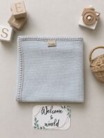 دورپیچ رو انداز | پنبه بیسکوئیتی | رنگ آبی پاستلی(Pastel Blue) | همراه کارت اسم نوزاد