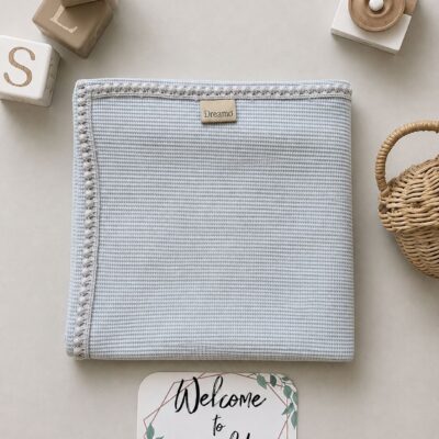 دورپیچ رو انداز | پنبه بیسکوئیتی | رنگ آبی پاستلی(Pastel Blue) | همراه کارت اسم نوزاد