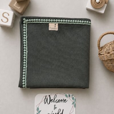 دورپیچ رو انداز | پنبه بیسکوئیتی | رنگ سبز کاج (Pine Green) | همراه کارت اسم نوزاد